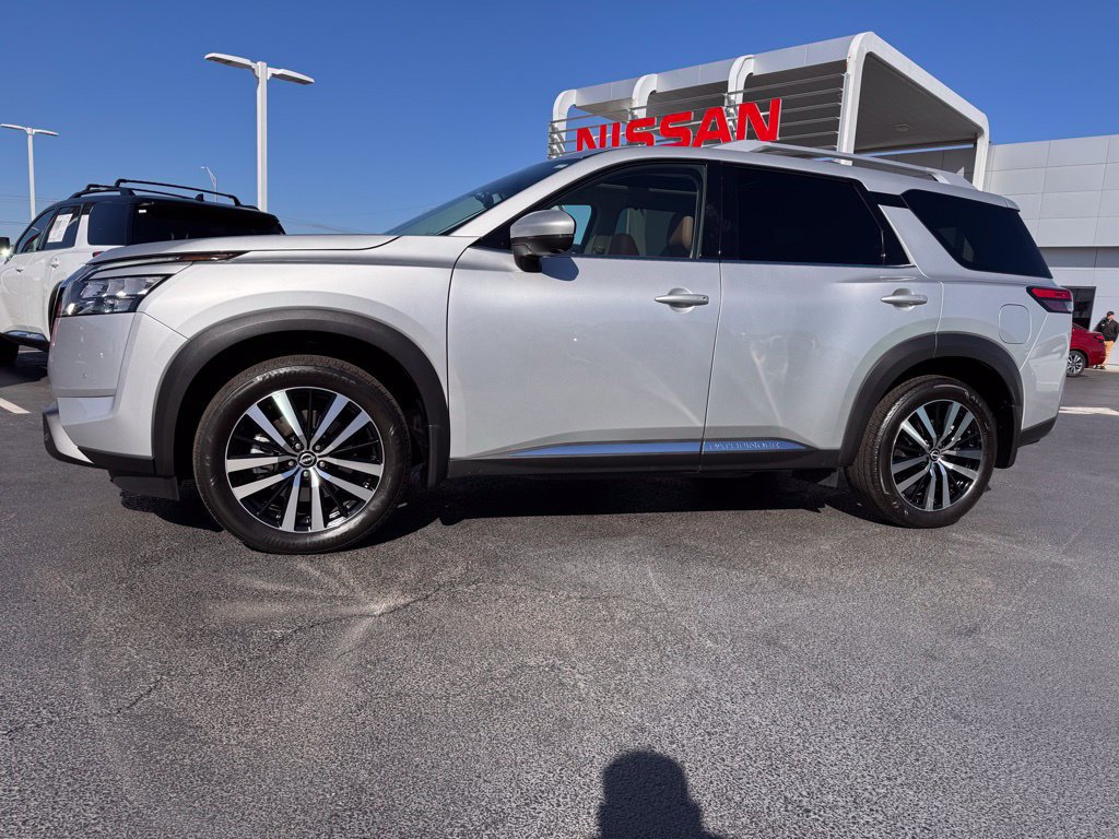 Used 2025 Nissan Pathfinder Platinum w/ Cargo Package AWD/4WD image 2