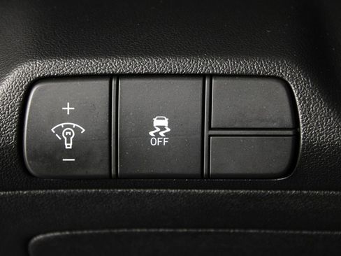 Certified 2025 Hyundai Elantra Sport image 22