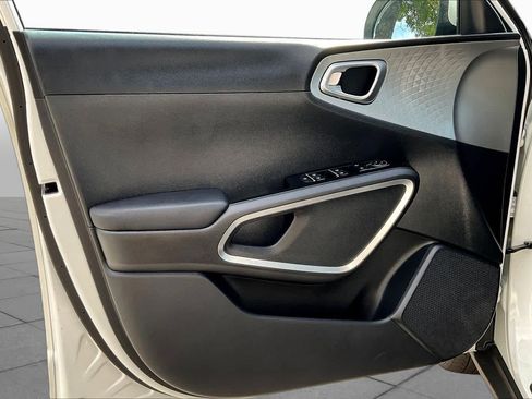 Used 2025 Kia Soul LX w/ LX Technology Package FWD image 21