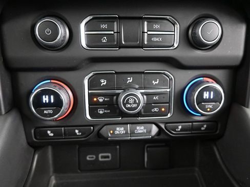 Used 2023 Chevrolet Suburban Z71 w/ Luxury Package image 35