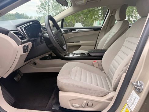 Used 2017 Ford Fusion SE w/ Fusion SE Technology Package FWD image 10