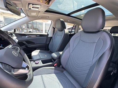 New 2026 Volkswagen Tiguan SE FWD image 13