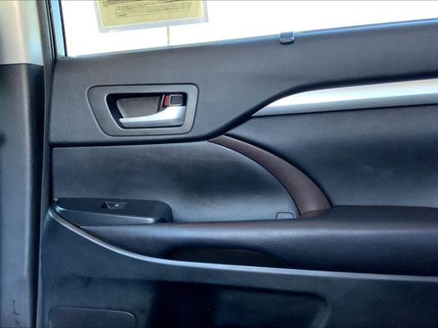 Used 2017 Toyota Highlander XLE image 36