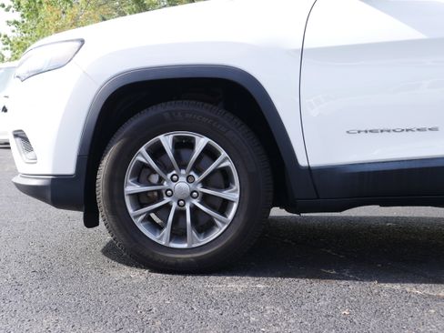 Used 2019 Jeep Cherokee Latitude Plus w/ Cold Weather Group image 11