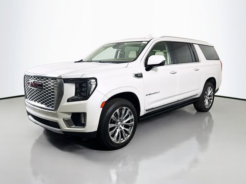 Used 2021 GMC Yukon XL Denali w/ Denali Premium Package image 4