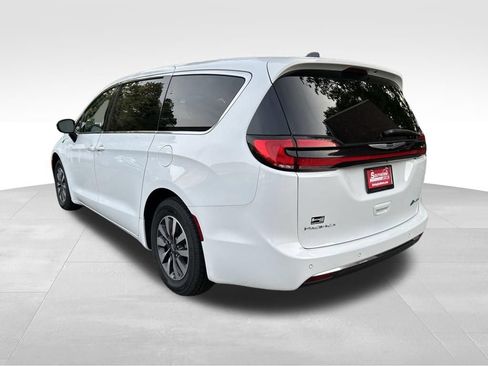 Used 2024 Chrysler Pacifica Limited FWD image 3