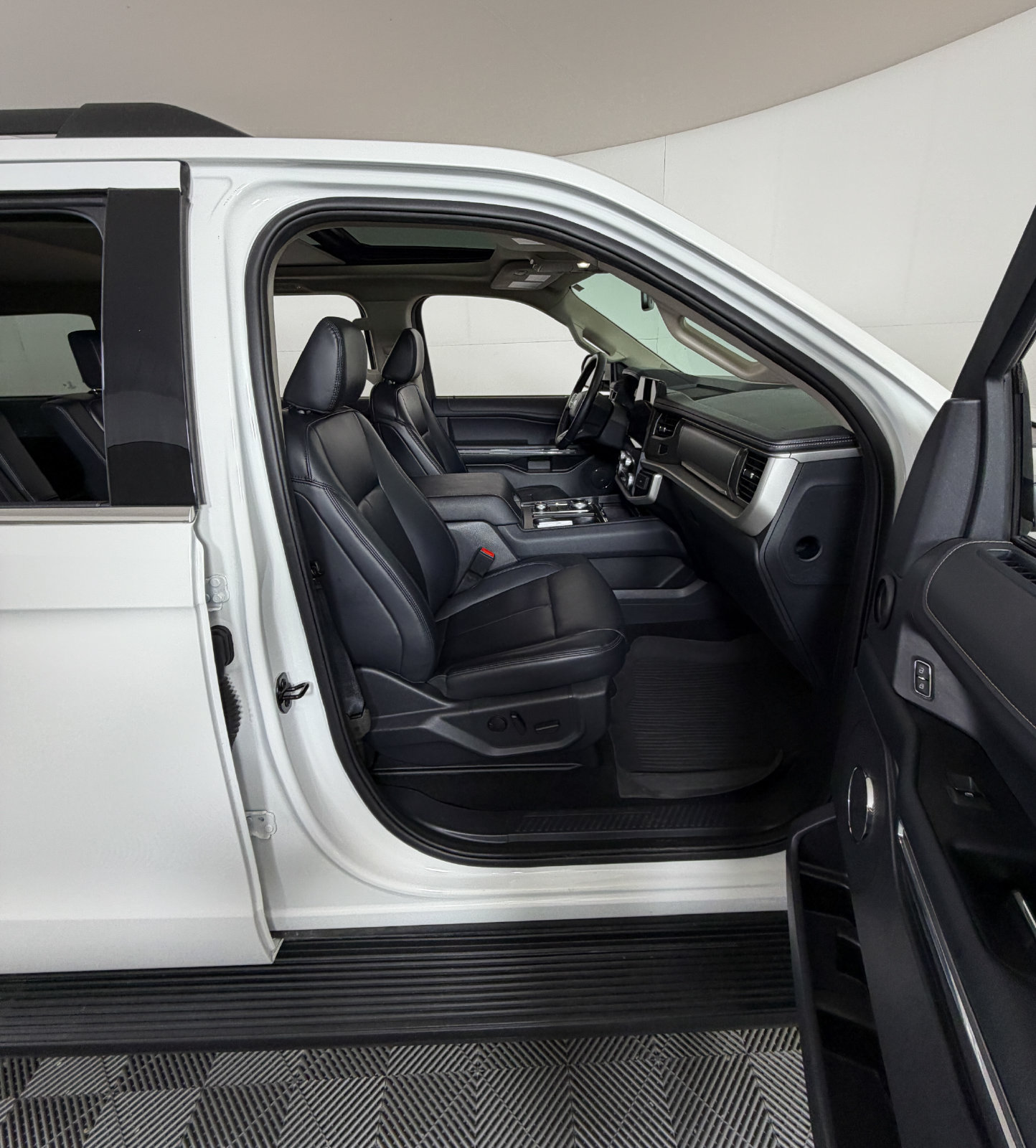 Used 2024 Ford Expedition Max XLT AWD/4WD image 5