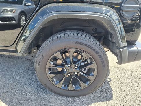 Used 2025 Jeep Wrangler Unlimited Sahara w/ Safety Group AWD/4WD image 24