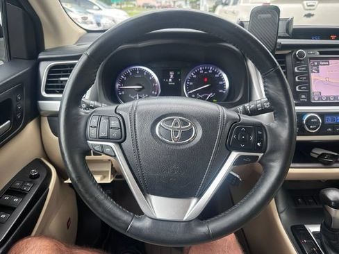 Used 2014 Toyota Highlander Limited Platinum FWD image 29