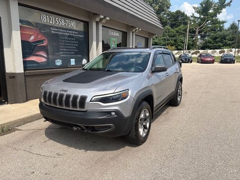 Used 2019 Jeep Cherokee Trailhawk w/ Comfort/Convenience Group AWD/4WD image 2
