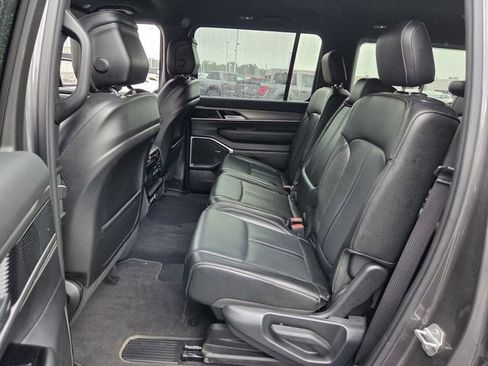 Used 2025 Jeep Wagoneer 4WD image 10