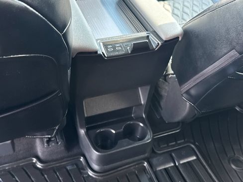Used 2025 Toyota Sienna LE AWD/4WD image 39
