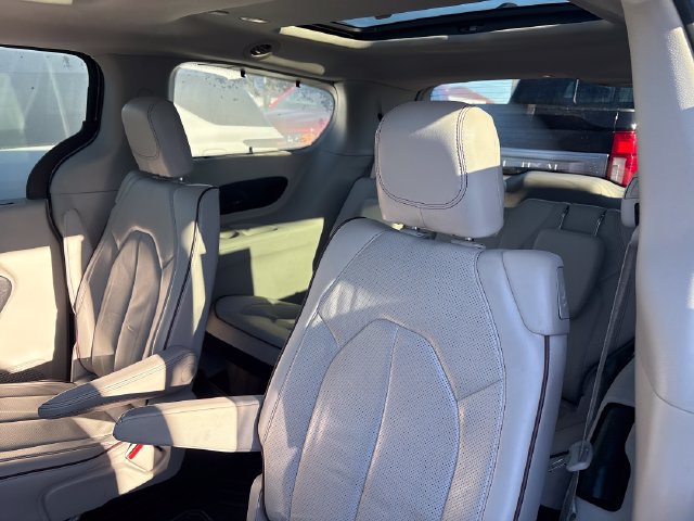Used 2017 Chrysler Pacifica Limited FWD image 10