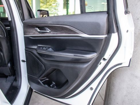 Used 2023 Jeep Grand Cherokee Limited image 24