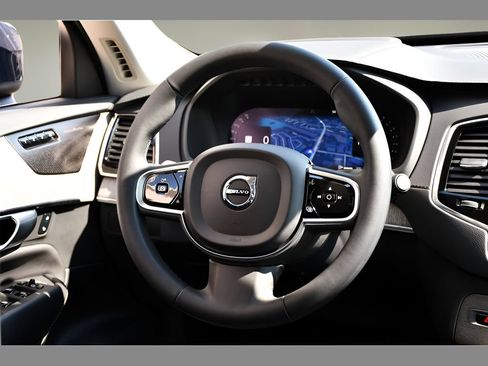 Certified 2023 Volvo XC90 B6 Ultimate w/ Protection Package Premier AWD/4WD image 18