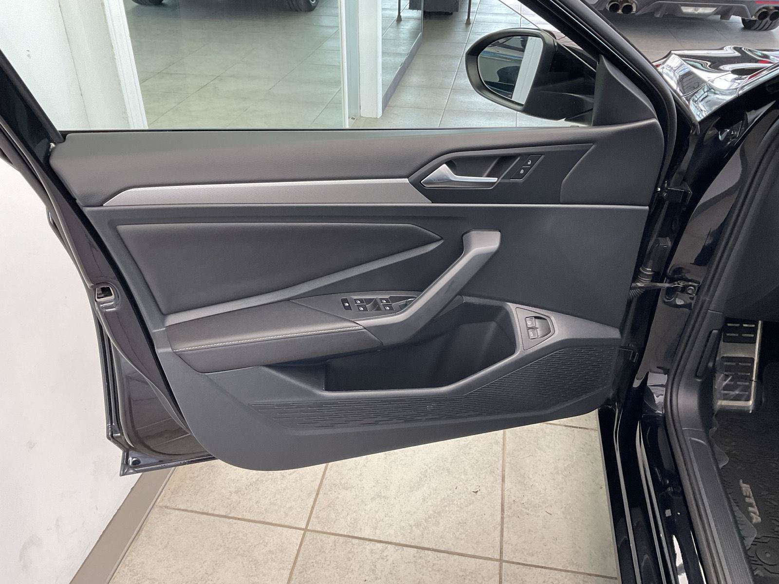 Used 2023 Volkswagen Jetta Sport FWD image 9