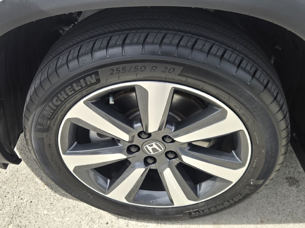 Certified 2025 Honda Pilot Touring image 10
