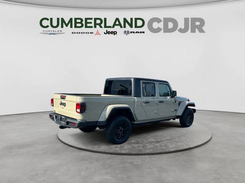 Used 2022 Jeep Gladiator Sport AWD/4WD image 7