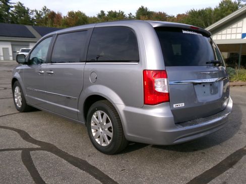 Used 2016 Chrysler Town & Country Touring image 3