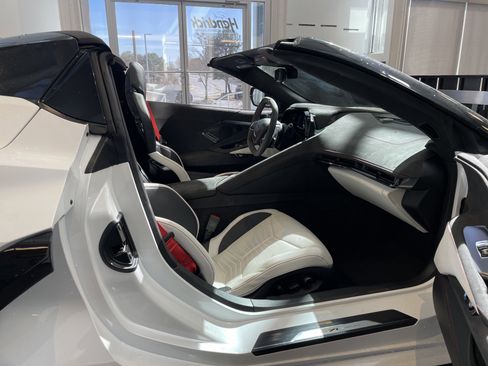 Used 2023 Chevrolet Corvette Stingray Premium Conv w/ Z51 Performance Package image 40