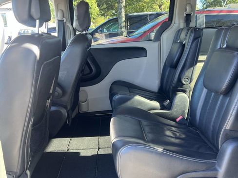 Used 2013 Chrysler Town & Country Touring image 18