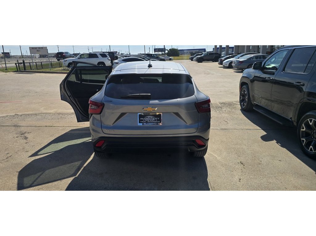 Used 2025 Chevrolet Trax LS w/ LS Convenience Package FWD image 8