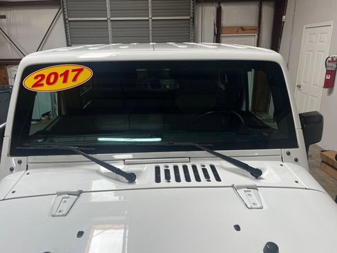 Used 2017 Jeep Wrangler Sahara image 13