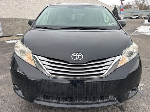 Used 2017 Toyota Sienna XLE image 8