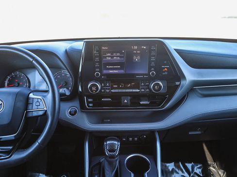 Used 2020 Toyota Highlander LE image 13