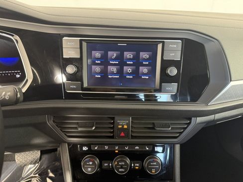Used 2024 Volkswagen Jetta SE FWD image 19