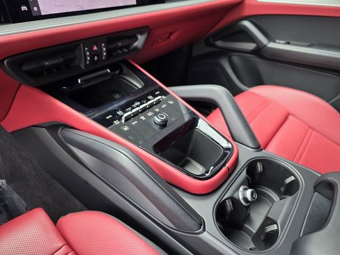 Certified 2025 Porsche Cayenne Coupe AWD/4WD image 25