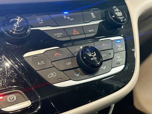 Used 2017 Chrysler Pacifica Touring-L w/ Tire & Wheel Group image 17