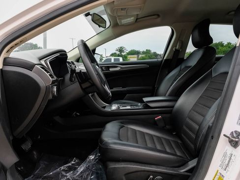 Used 2017 Ford Fusion SE w/ Equipment Group 201A FWD image 4
