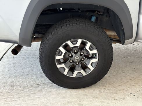 Used 2019 Toyota Tacoma TRD Off-Road w/ Technology Package AWD/4WD image 12