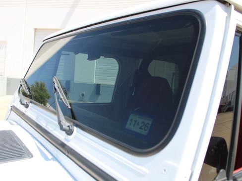 Used 1991 Jeep Wrangler Renegade AWD/4WD image 38