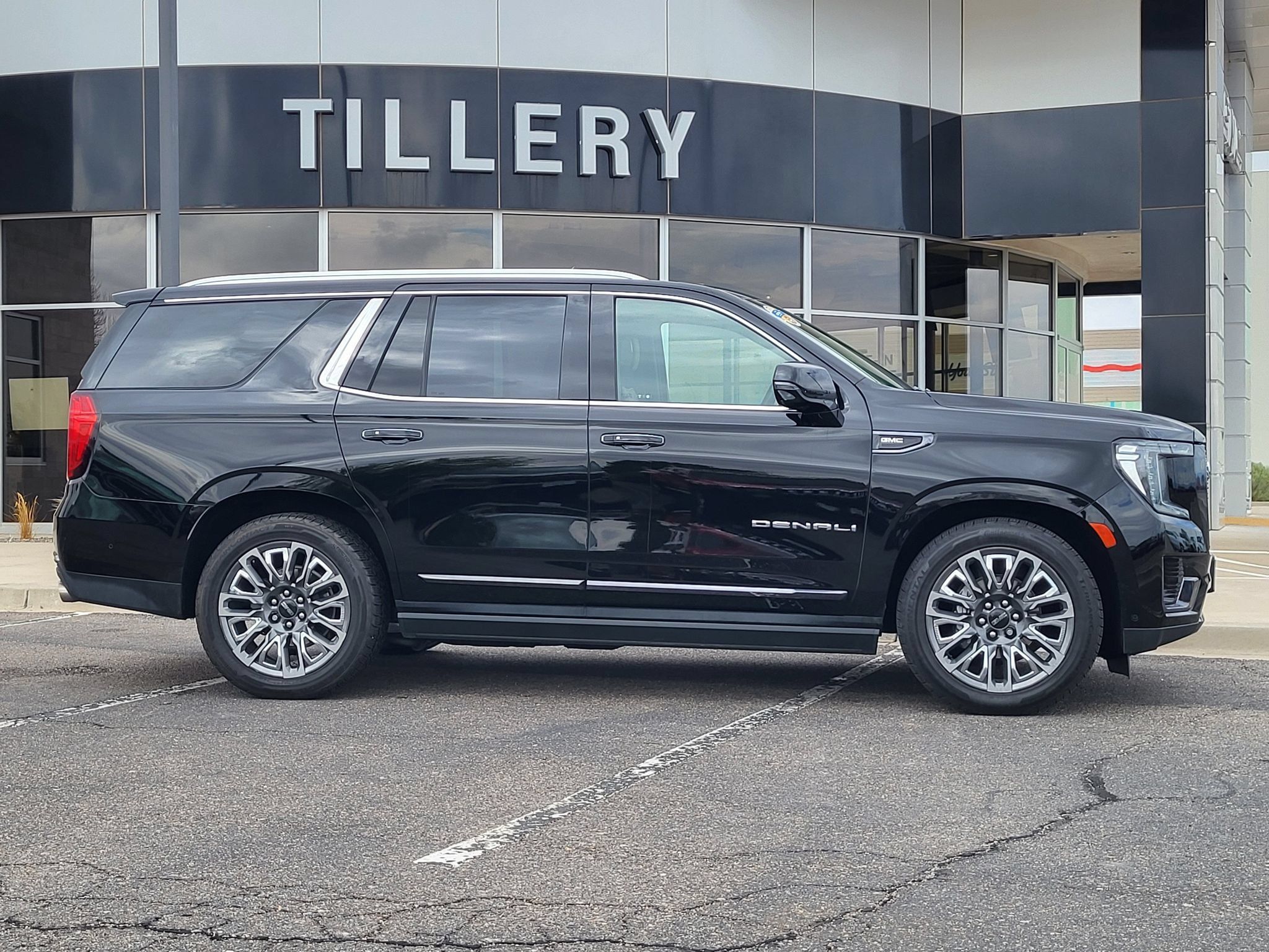 Used 2023 GMC Yukon Denali Ultimate AWD/4WD image 1