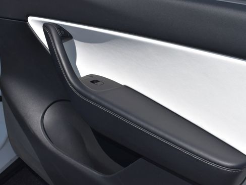 Used 2022 Tesla Model Y Long Range image 16