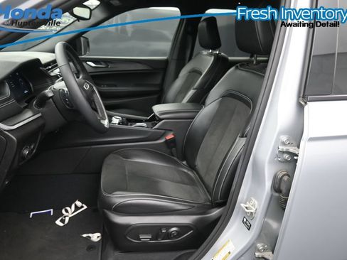 Used 2023 Jeep Grand Cherokee Altitude AWD/4WD image 12