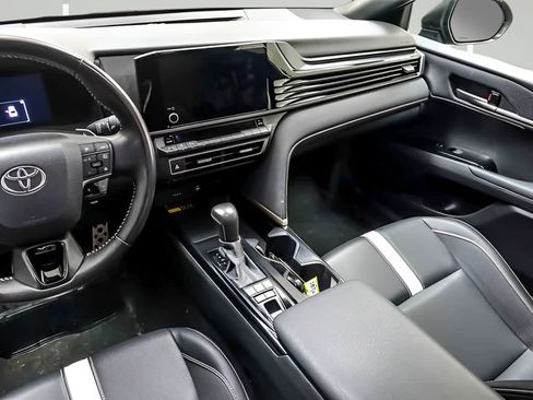 Used 2025 Toyota Camry SE FWD image 13