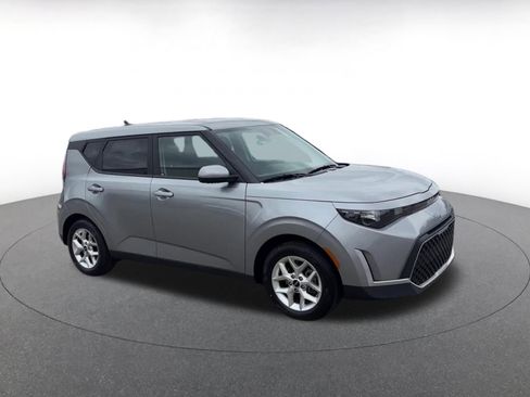 Used 2025 Kia Soul LX w/ LX Technology Package FWD image 2