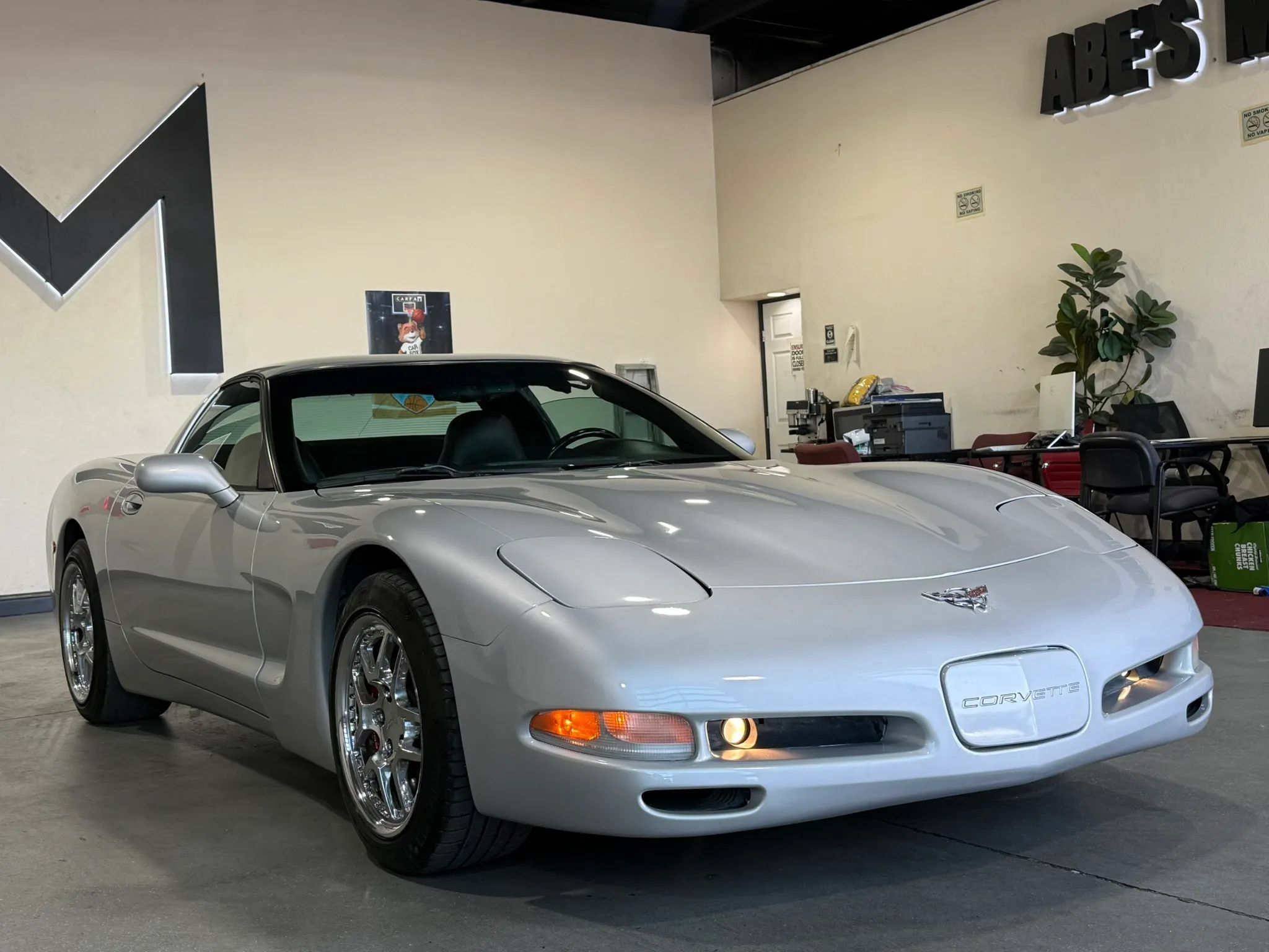 Used 1998 Chevrolet Corvette Coupe RWD image 3