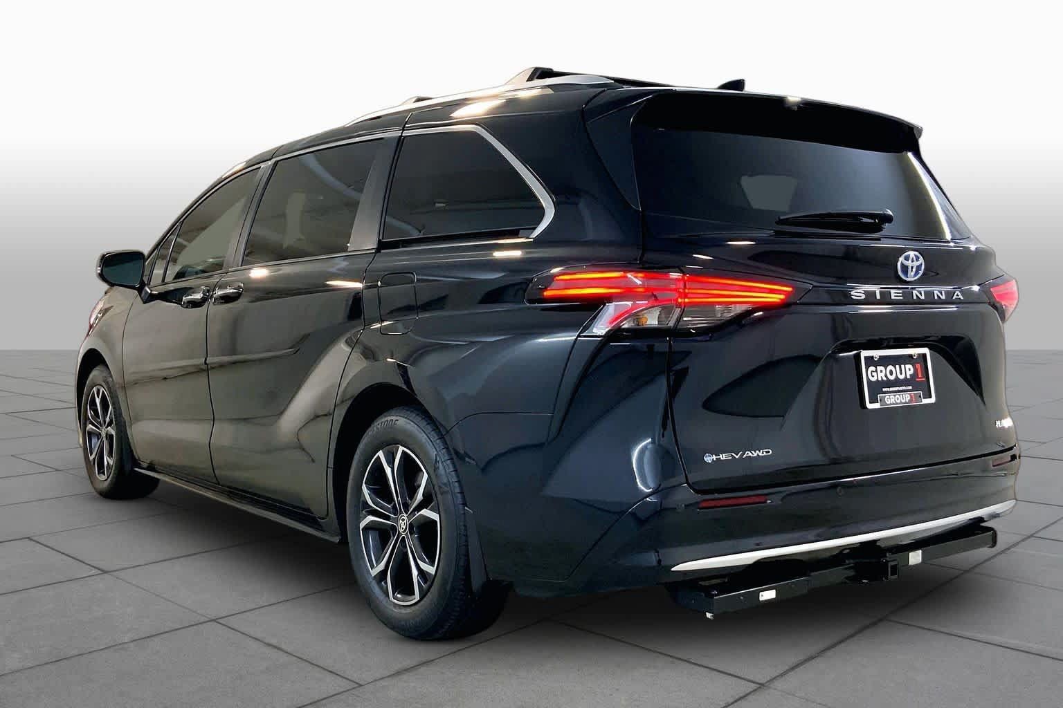 Used 2025 Toyota Sienna Platinum AWD/4WD image 11