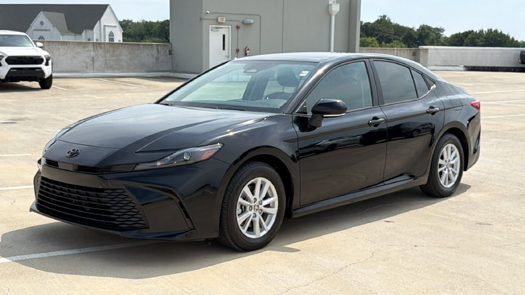 Used 2025 Toyota Camry LE w/ Convenience Package FWD image 2