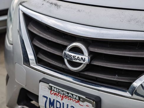 Used 2015 Nissan Versa SV FWD image 3