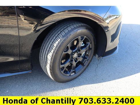 Used 2025 Toyota Sienna XLE Woodland Edition image 35