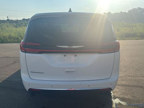 Used 2025 Chrysler Pacifica Select FWD image 4