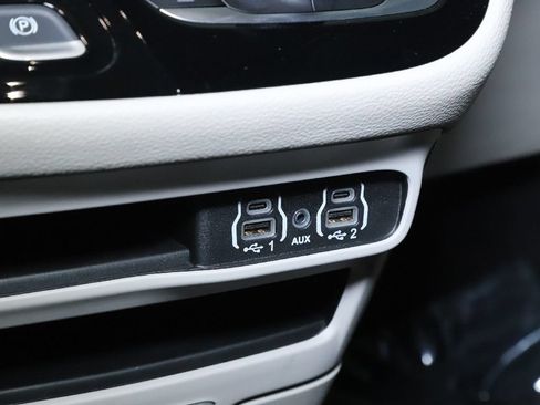 Used 2024 Chrysler Pacifica Limited FWD image 27
