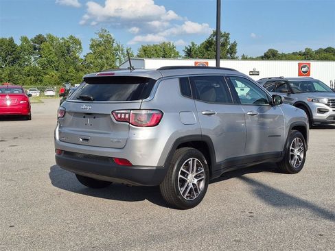 Used 2018 Jeep Compass Latitude FWD image 3