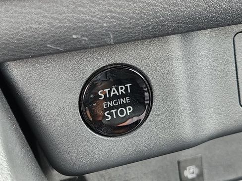 Used 2025 Nissan Rogue SL w/ Tech Package FWD image 8