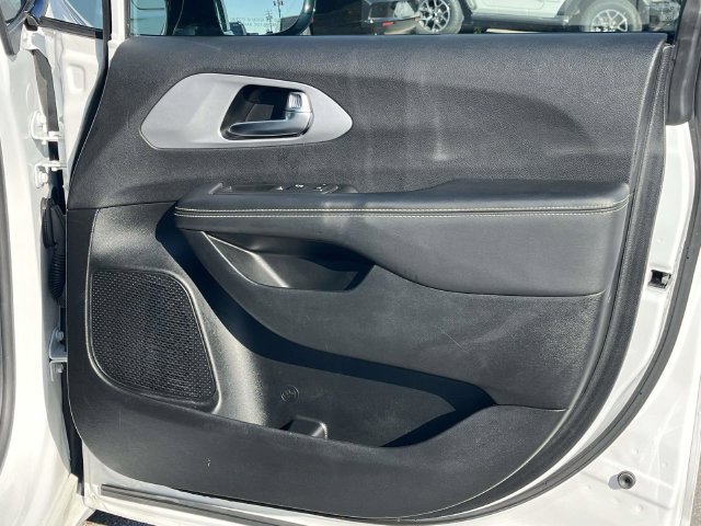 Used 2025 Chrysler Pacifica Limited FWD image 27